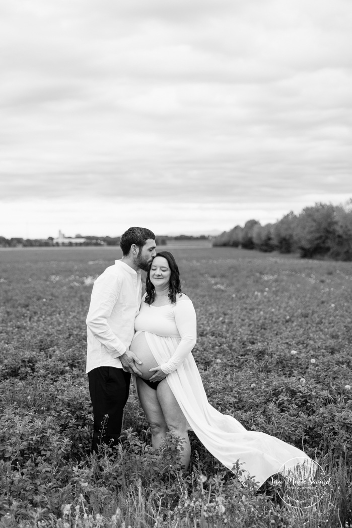 Field maternity photos. Countryside maternity photos. Séance maternité à la ferme avec des vaches. Dairy farm maternity photos. Photographe de maternité en Montérégie. Monteregie maternity photographer.