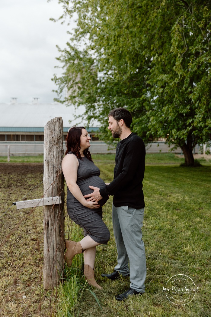Maternity photos with cows. Countryside maternity photos. Séance maternité à la ferme avec des vaches. Dairy farm maternity photos. Photographe de maternité en Montérégie. Monteregie maternity photographer.