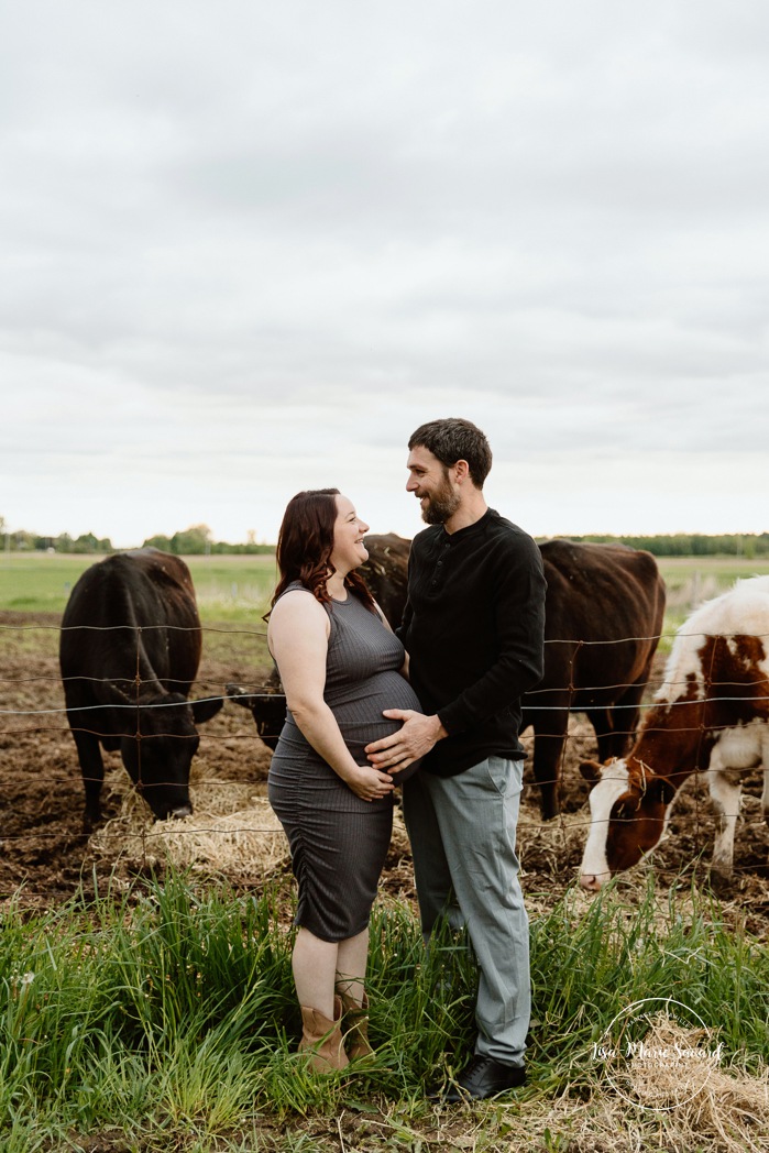 Maternity photos with cows. Countryside maternity photos. Séance maternité à la ferme avec des vaches. Dairy farm maternity photos. Photographe de maternité en Montérégie. Monteregie maternity photographer.
