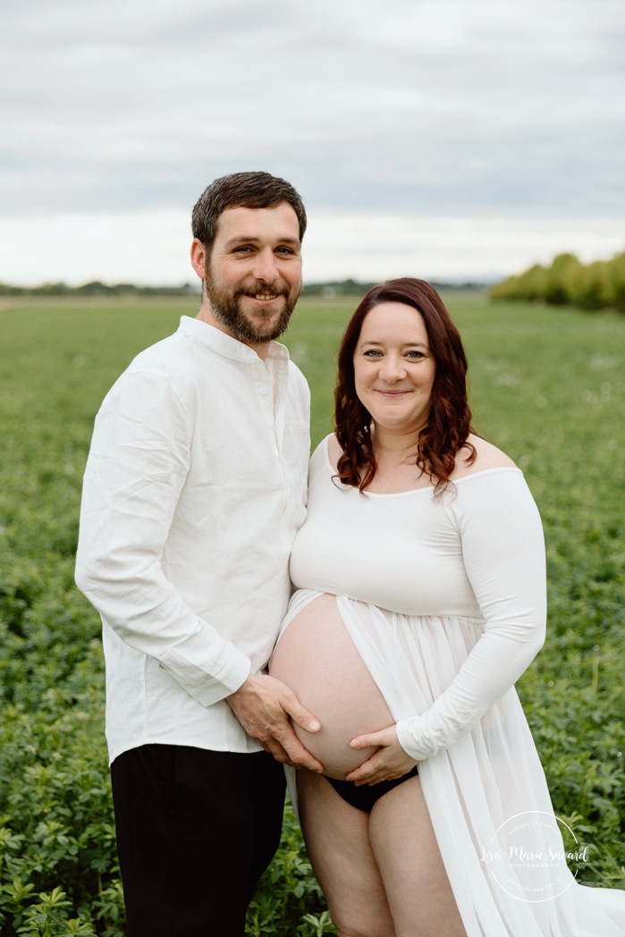 Field maternity photos. Countryside maternity photos. Séance maternité à la ferme avec des vaches. Dairy farm maternity photos. Photographe de maternité en Montérégie. Monteregie maternity photographer.