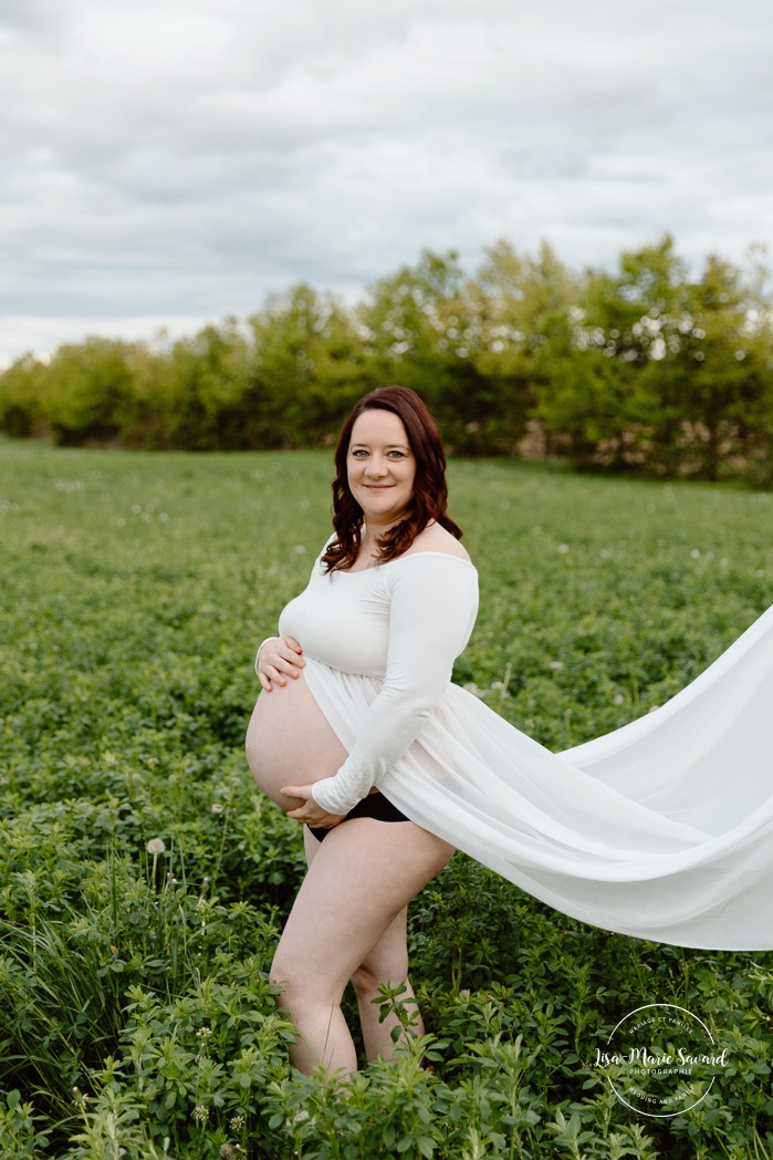 Field maternity photos. Countryside maternity photos. Séance maternité à la ferme avec des vaches. Dairy farm maternity photos. Photographe de maternité en Montérégie. Monteregie maternity photographer.