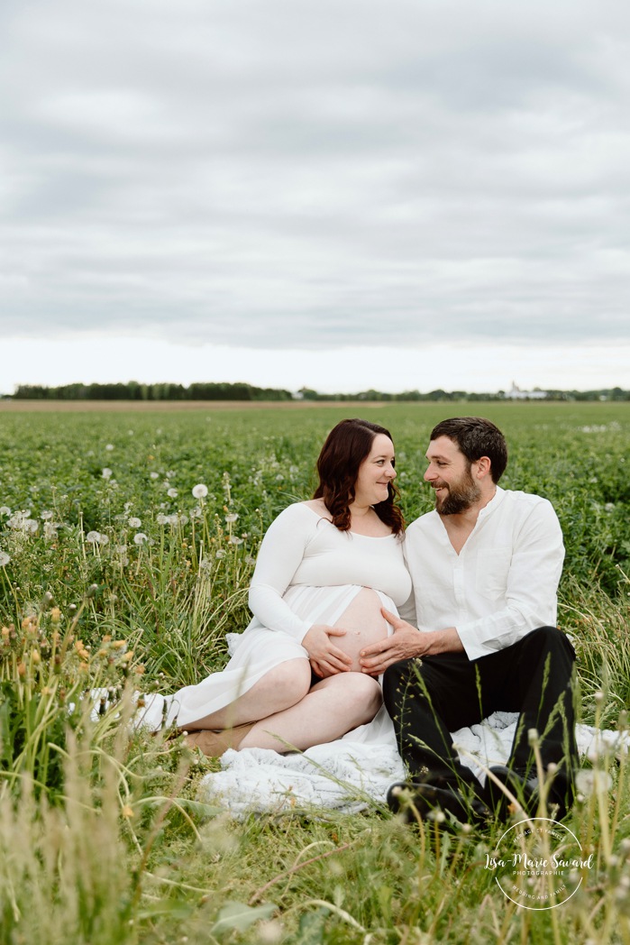 Field maternity photos. Countryside maternity photos. Séance maternité à la ferme avec des vaches. Dairy farm maternity photos. Photographe de maternité en Montérégie. Monteregie maternity photographer.