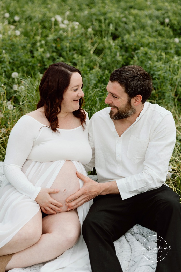 Field maternity photos. Countryside maternity photos. Séance maternité à la ferme avec des vaches. Dairy farm maternity photos. Photographe de maternité en Montérégie. Monteregie maternity photographer.