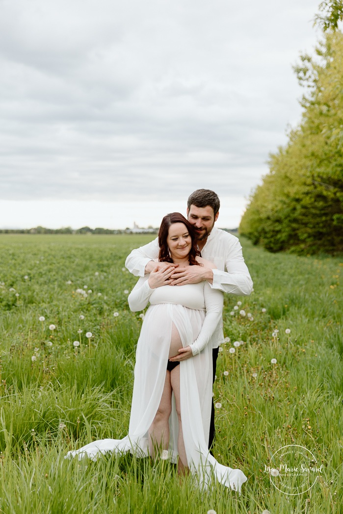 Field maternity photos. Countryside maternity photos. Séance maternité à la ferme avec des vaches. Dairy farm maternity photos. Photographe de maternité en Montérégie. Monteregie maternity photographer.