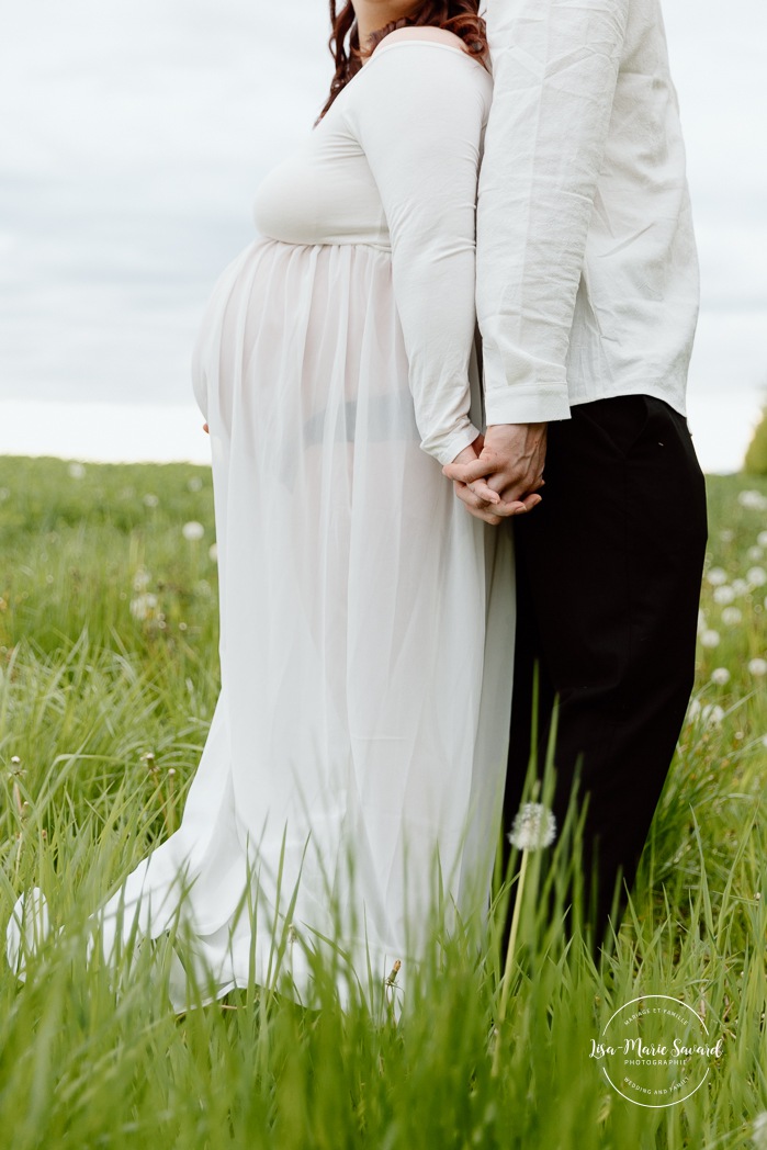 Field maternity photos. Countryside maternity photos. Séance maternité à la ferme avec des vaches. Dairy farm maternity photos. Photographe de maternité en Montérégie. Monteregie maternity photographer.