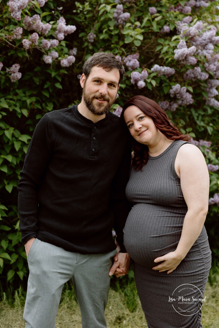 Countryside maternity photos. Séance maternité à la ferme avec des vaches. Dairy farm maternity photos. Photographe de maternité en Montérégie. Monteregie maternity photographer.