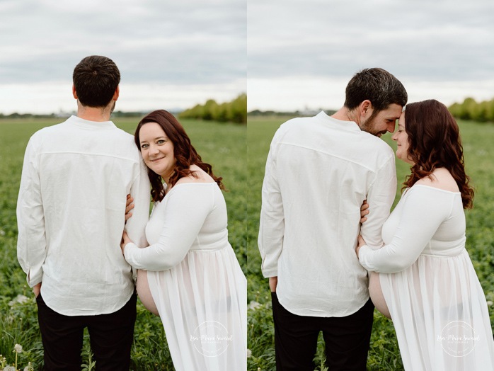 Field maternity photos. Countryside maternity photos. Séance maternité à la ferme avec des vaches. Dairy farm maternity photos. Photographe de maternité en Montérégie. Monteregie maternity photographer.