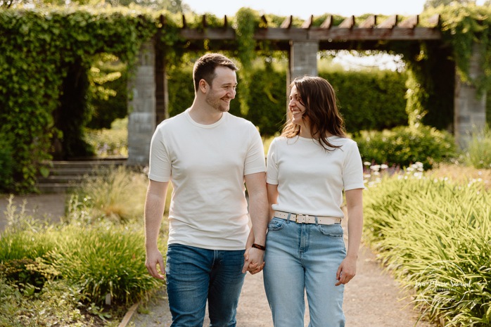 Botanical garden engagement photos. Botanical garden couple photos. Séance photo au Jardin botanique de Montréal. Photographe de fiançailles à Montréal. Montreal Botanical Garden photoshoot. Montreal engagement photographer.