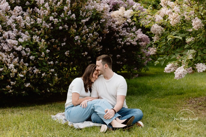 Botanical garden engagement photos. Botanical garden couple photos. Séance photo au Jardin botanique de Montréal. Photographe de fiançailles à Montréal. Montreal Botanical Garden photoshoot. Montreal engagement photographer.