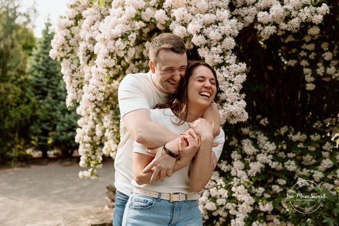 Botanical garden engagement photos. Botanical garden couple photos. Séance photo au Jardin botanique de Montréal. Photographe de fiançailles à Montréal. Montreal Botanical Garden photoshoot. Montreal engagement photographer.