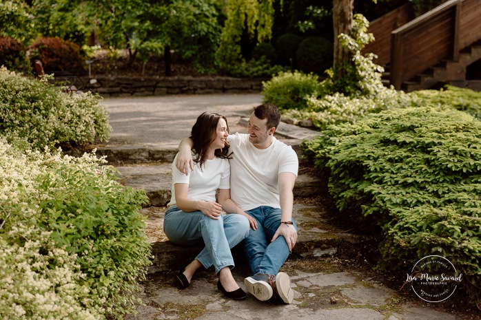 Botanical garden engagement photos. Botanical garden couple photos. Séance photo au Jardin botanique de Montréal. Photographe de fiançailles à Montréal. Montreal Botanical Garden photoshoot. Montreal engagement photographer.