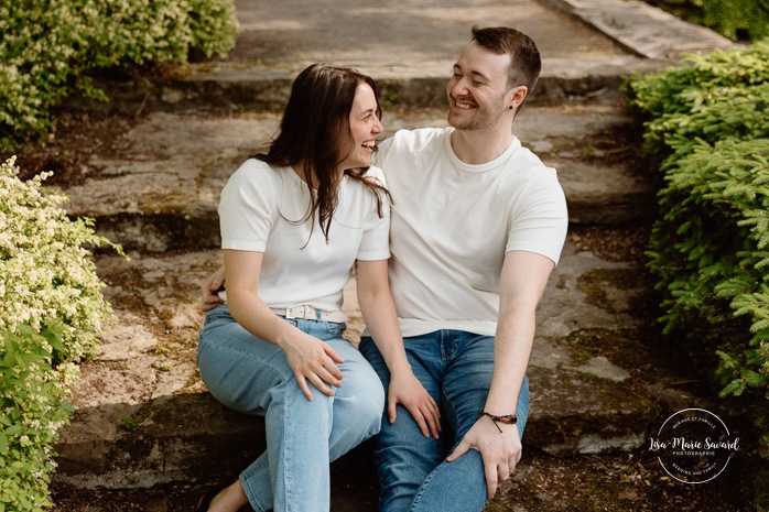 Botanical garden engagement photos. Botanical garden couple photos. Séance photo au Jardin botanique de Montréal. Photographe de fiançailles à Montréal. Montreal Botanical Garden photoshoot. Montreal engagement photographer.
