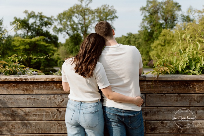 Botanical garden engagement photos. Botanical garden couple photos. Séance photo au Jardin botanique de Montréal. Photographe de fiançailles à Montréal. Montreal Botanical Garden photoshoot. Montreal engagement photographer.