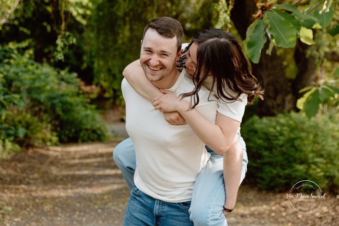 Botanical garden engagement photos. Botanical garden couple photos. Séance photo au Jardin botanique de Montréal. Photographe de fiançailles à Montréal. Montreal Botanical Garden photoshoot. Montreal engagement photographer.