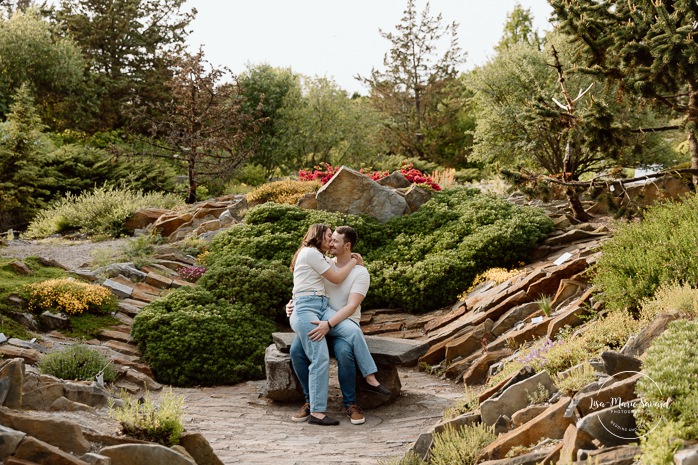 Botanical garden engagement photos. Botanical garden couple photos. Séance photo au Jardin botanique de Montréal. Photographe de fiançailles à Montréal. Montreal Botanical Garden photoshoot. Montreal engagement photographer.
