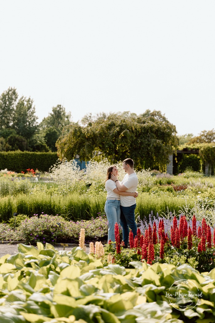 Botanical garden engagement photos. Botanical garden couple photos. Séance photo au Jardin botanique de Montréal. Photographe de fiançailles à Montréal. Montreal Botanical Garden photoshoot. Montreal engagement photographer.