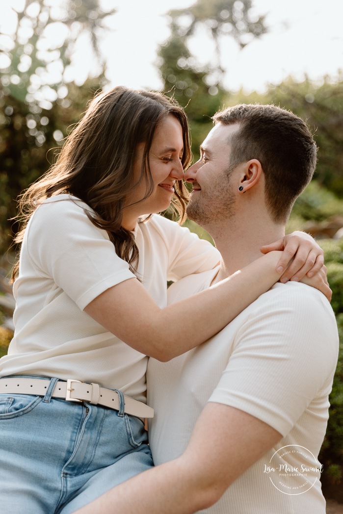 Botanical garden engagement photos. Botanical garden couple photos. Séance photo au Jardin botanique de Montréal. Photographe de fiançailles à Montréal. Montreal Botanical Garden photoshoot. Montreal engagement photographer.
