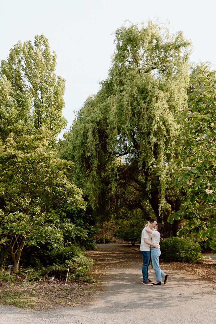 Botanical garden engagement photos. Botanical garden couple photos. Séance photo au Jardin botanique de Montréal. Photographe de fiançailles à Montréal. Montreal Botanical Garden photoshoot. Montreal engagement photographer.