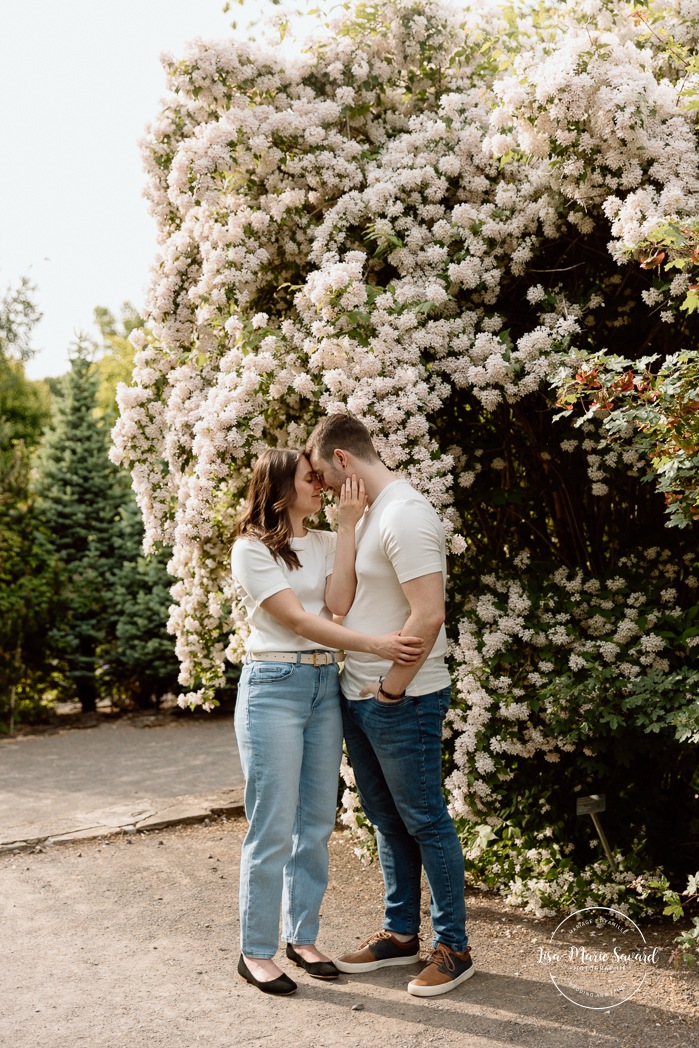 Botanical garden engagement photos. Botanical garden couple photos. Séance photo au Jardin botanique de Montréal. Photographe de fiançailles à Montréal. Montreal Botanical Garden photoshoot. Montreal engagement photographer.