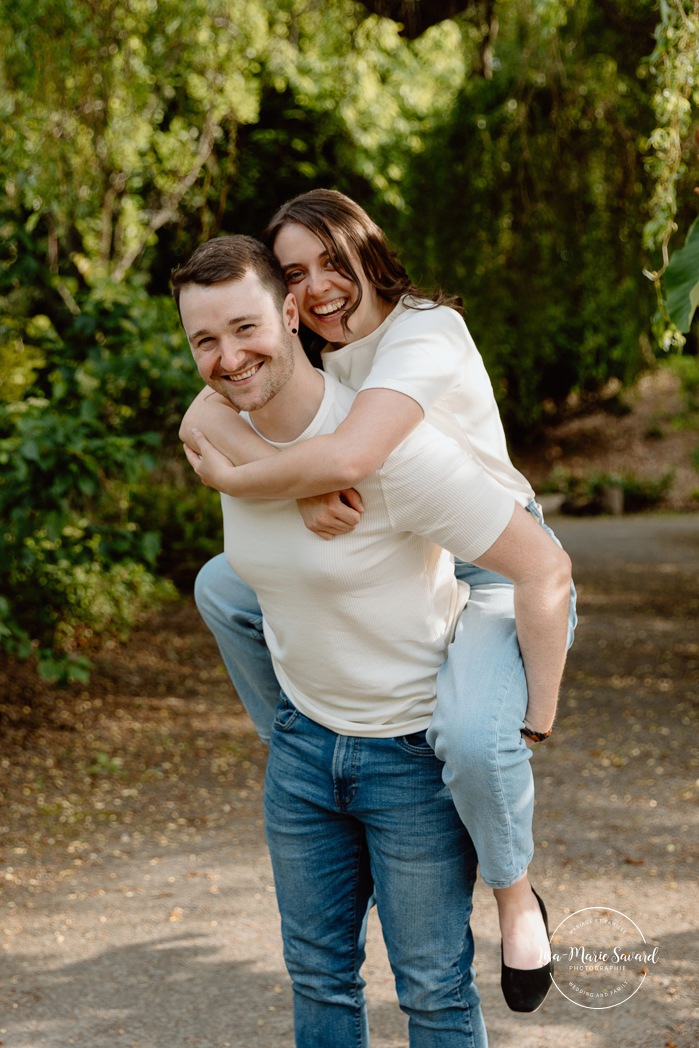 Botanical garden engagement photos. Botanical garden couple photos. Séance photo au Jardin botanique de Montréal. Photographe de fiançailles à Montréal. Montreal Botanical Garden photoshoot. Montreal engagement photographer.