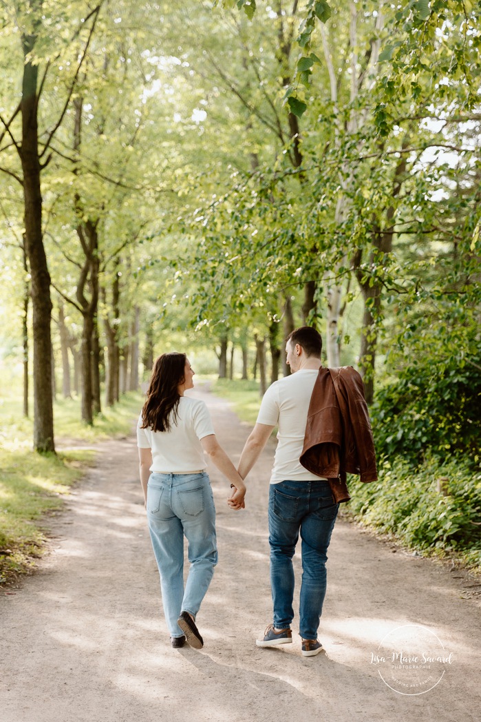 Botanical garden engagement photos. Botanical garden couple photos. Séance photo au Jardin botanique de Montréal. Photographe de fiançailles à Montréal. Montreal Botanical Garden photoshoot. Montreal engagement photographer.