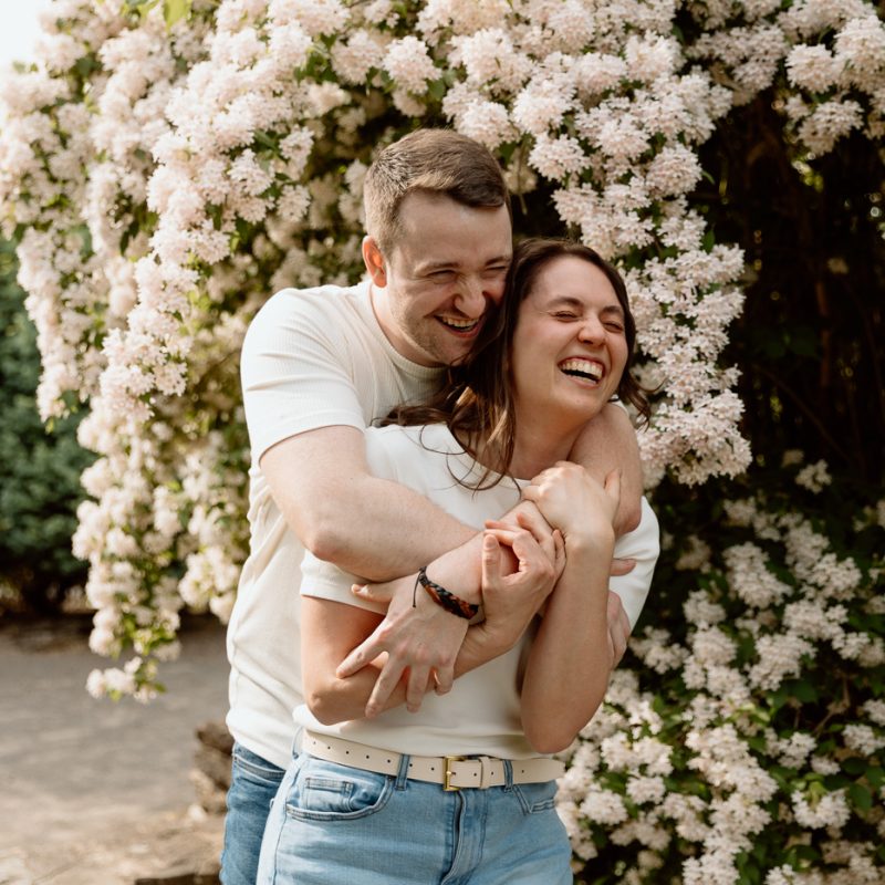 Botanical garden engagement photos. Botanical garden couple photos. Séance photo au Jardin botanique de Montréal. Photographe de fiançailles à Montréal. Montreal Botanical Garden photoshoot. Montreal engagement photographer.