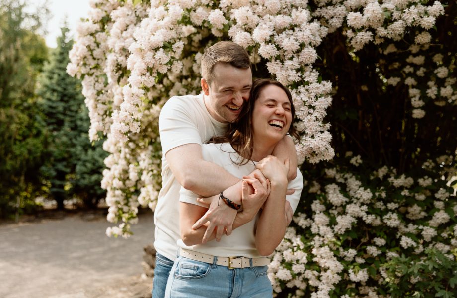 Botanical garden engagement photos. Botanical garden couple photos. Séance photo au Jardin botanique de Montréal. Photographe de fiançailles à Montréal. Montreal Botanical Garden photoshoot. Montreal engagement photographer.