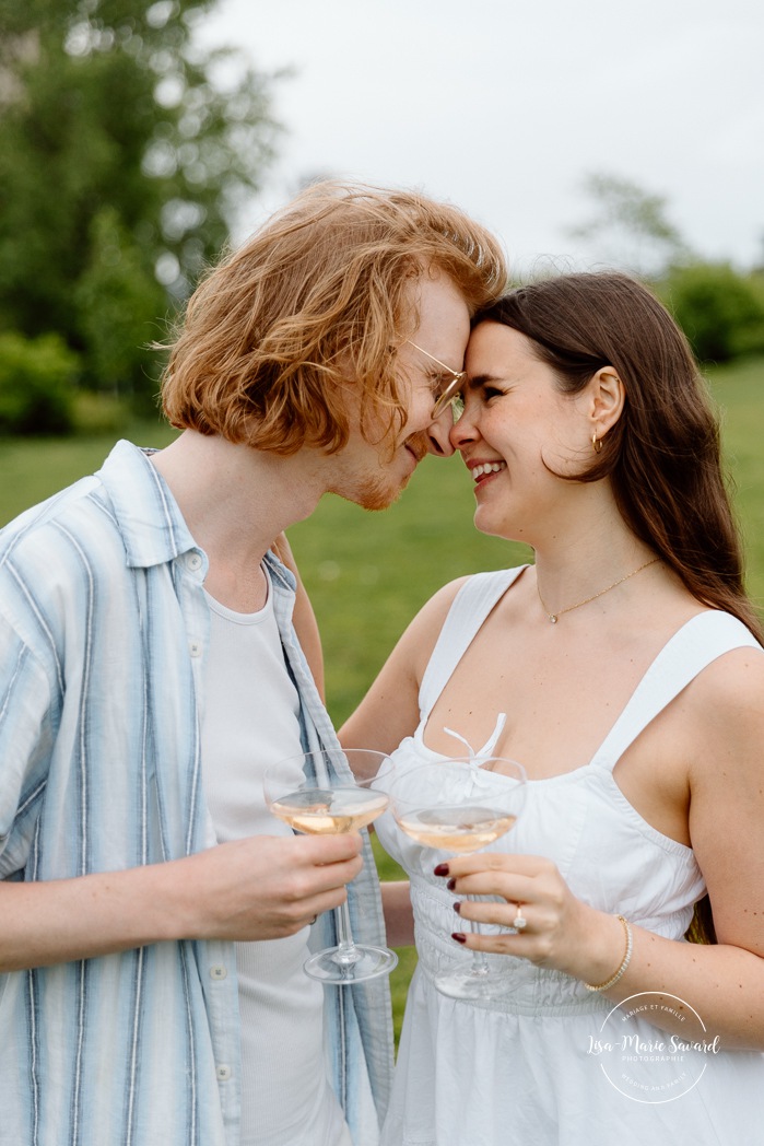 Champagne bottle engagement photos. Urban engagement photos. Séance photo de fiançailles à Montréal. Montreal engagement photos. Photographe de mariage à Montréal. Montreal wedding photographer. Séance photo Canal de Lachine. Lachine Canal photoshoot.