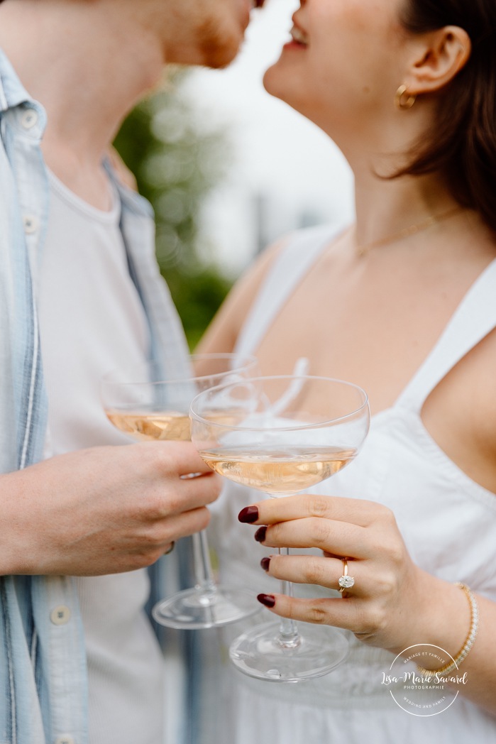 Champagne bottle engagement photos. Urban engagement photos. Séance photo de fiançailles à Montréal. Montreal engagement photos. Photographe de mariage à Montréal. Montreal wedding photographer. Séance photo Canal de Lachine. Lachine Canal photoshoot.