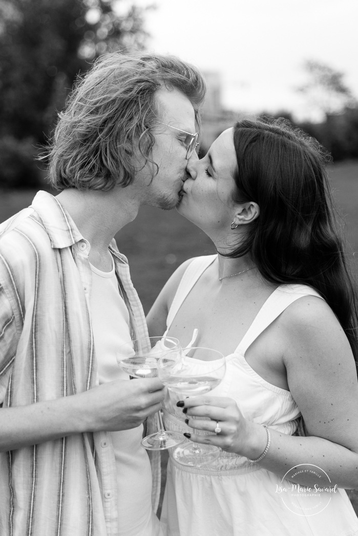 Champagne bottle engagement photos. Urban engagement photos. Séance photo de fiançailles à Montréal. Montreal engagement photos. Photographe de mariage à Montréal. Montreal wedding photographer. Séance photo Canal de Lachine. Lachine Canal photoshoot.