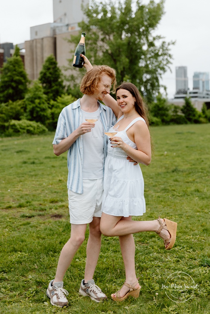 Champagne bottle engagement photos. Urban engagement photos. Séance photo de fiançailles à Montréal. Montreal engagement photos. Photographe de mariage à Montréal. Montreal wedding photographer. Séance photo Canal de Lachine. Lachine Canal photoshoot.