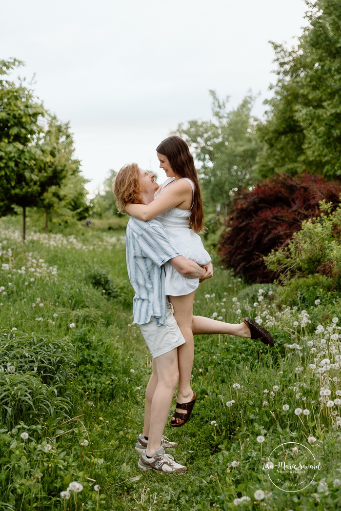 Urban engagement photos. Canal engagement photos. Séance photo de fiançailles à Montréal. Montreal engagement photos. Photographe de mariage à Montréal. Montreal wedding photographer. Séance photo Canal de Lachine. Lachine Canal photoshoot. Parc des Éclusiers.