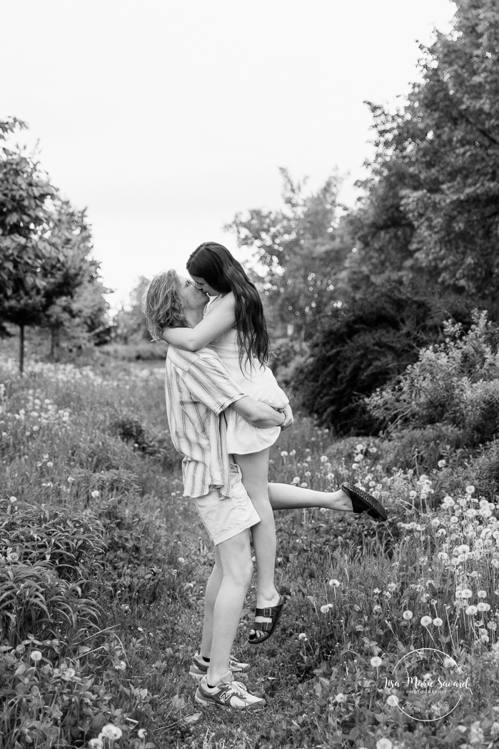 Urban engagement photos. Canal engagement photos. Séance photo de fiançailles à Montréal. Montreal engagement photos. Photographe de mariage à Montréal. Montreal wedding photographer. Séance photo Canal de Lachine. Lachine Canal photoshoot. Parc des Éclusiers.
