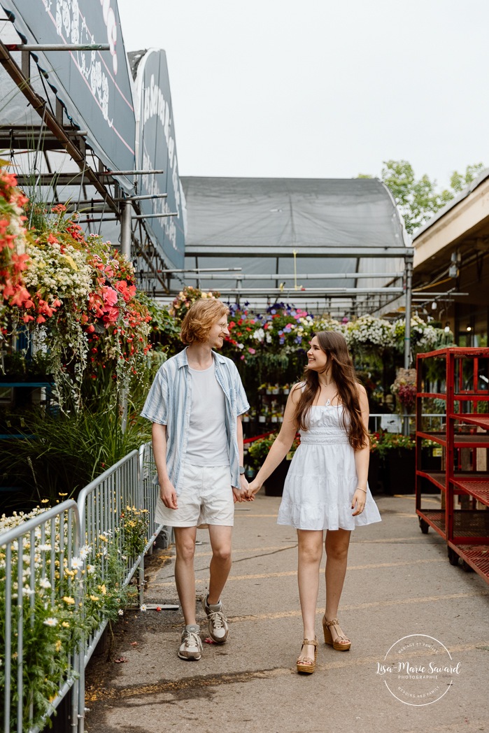 Urban engagement photos. Flower market engagement photos. Séance photo de fiançailles à Montréal. Montreal engagement photos. Photographe de mariage à Montréal. Montreal wedding photographer. Séance photo Marché Atwater. Atwater Market photoshoot.