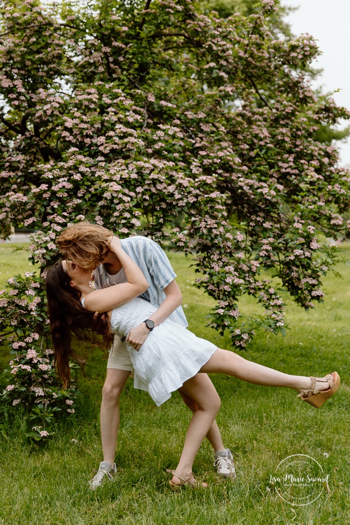 Urban engagement photos. Canal engagement photos. Séance photo de fiançailles à Montréal. Montreal engagement photos. Photographe de mariage à Montréal. Montreal wedding photographer. Séance photo Canal de Lachine. Lachine Canal photoshoot.