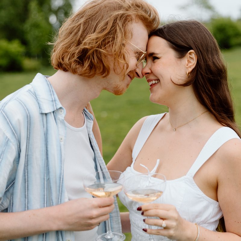 Champagne bottle engagement photos. Urban engagement photos. Séance photo de fiançailles à Montréal. Montreal engagement photos. Photographe de mariage à Montréal. Montreal wedding photographer. Séance photo Canal de Lachine. Lachine Canal photoshoot.