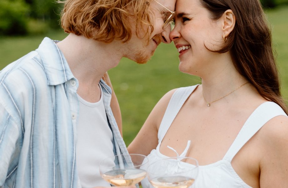 Champagne bottle engagement photos. Urban engagement photos. Séance photo de fiançailles à Montréal. Montreal engagement photos. Photographe de mariage à Montréal. Montreal wedding photographer. Séance photo Canal de Lachine. Lachine Canal photoshoot.