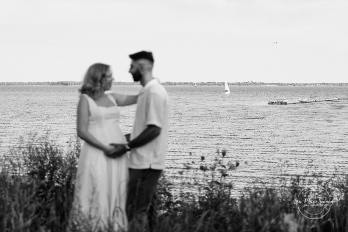 Riverbanks maternity photos. Waterfront maternity photos. Photographe à Pointe-Claire. Photos de maternité dans le West Island. Pointe-Claire photographer. West Island maternity photographer. Parc Edgewater. Edgewater Park.