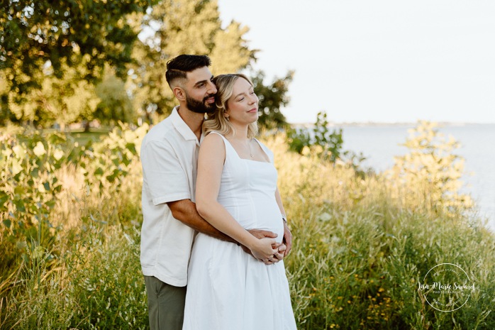 Riverbanks maternity photos. Waterfront maternity photos. Photographe à Pointe-Claire. Photos de maternité dans le West Island. Pointe-Claire photographer. West Island maternity photographer. Parc Edgewater. Edgewater Park.