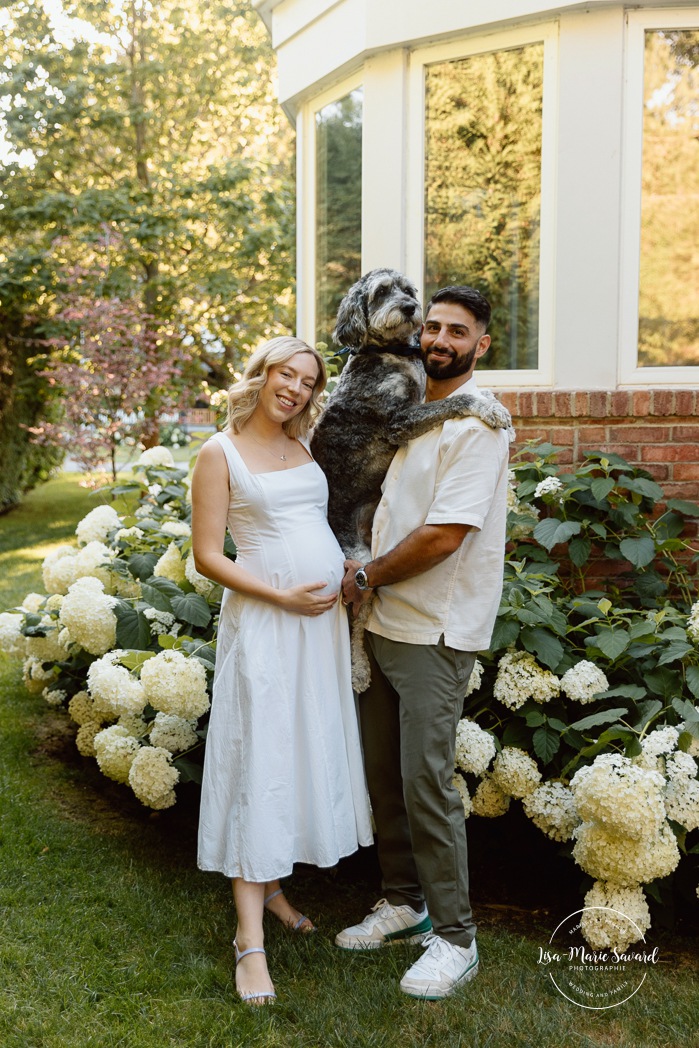 Maternity photos with dog. Maternity photos with pets. Photographe à Pointe-Claire. Photos de maternité dans le West Island. Pointe-Claire photographer. West Island maternity photographer.