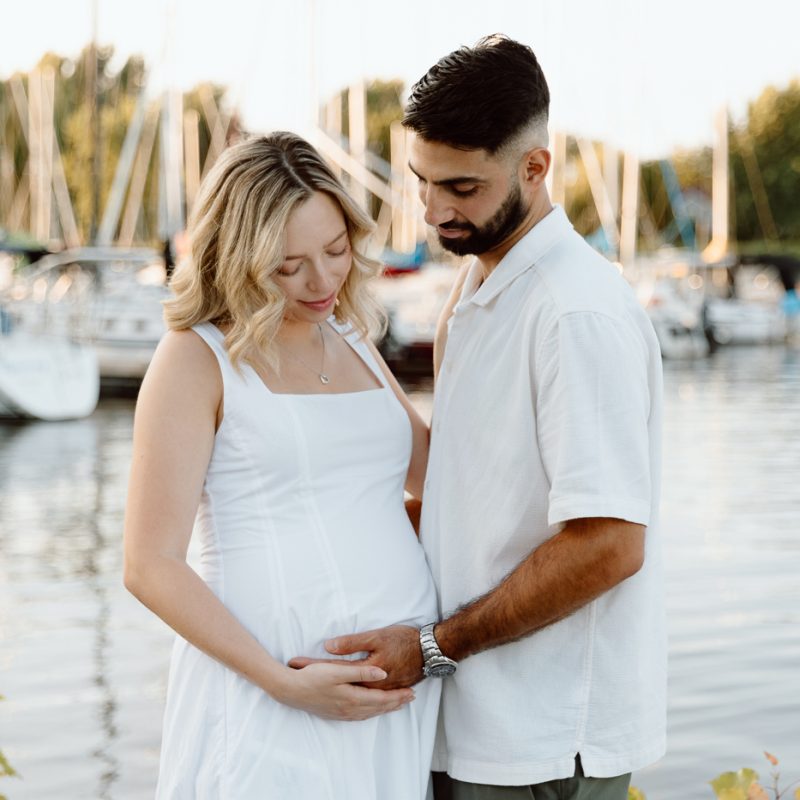 Sailboat maternity photos. Yacht club maternity photos. Marina maternity photos. Photographe à Pointe-Claire. Photos de maternité dans le West Island. Pointe-Claire photographer. West Island maternity photographer.