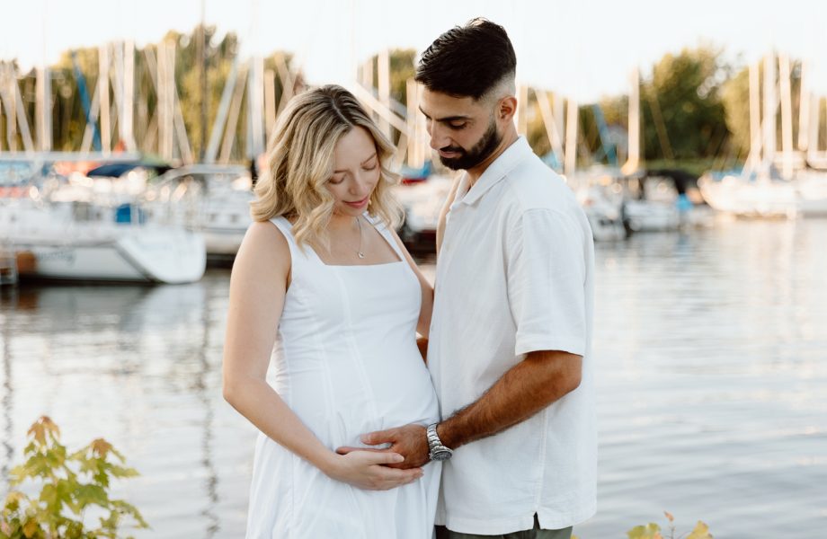 Sailboat maternity photos. Yacht club maternity photos. Marina maternity photos. Photographe à Pointe-Claire. Photos de maternité dans le West Island. Pointe-Claire photographer. West Island maternity photographer.