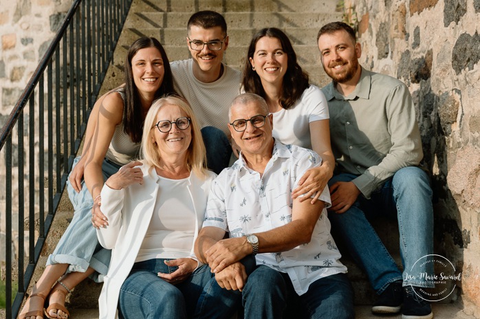 Family photos with adult children. Extended family photos. Photos de famille avec enfants adultes à Montréal. Montreal family photos with adult children. Photographe de famille élargie à Montréal. Montreal extended family photographer.