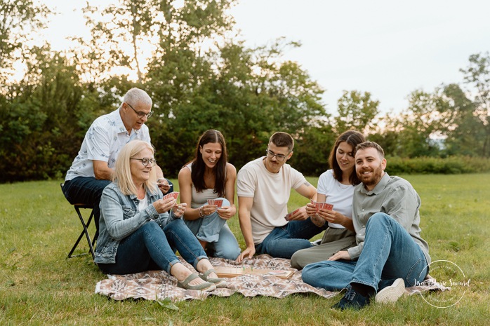Family photos with adult children. Extended family photos. Photos de famille avec enfants adultes à Montréal. Montreal family photos with adult children. Photographe de famille élargie à Montréal. Montreal extended family photographer.