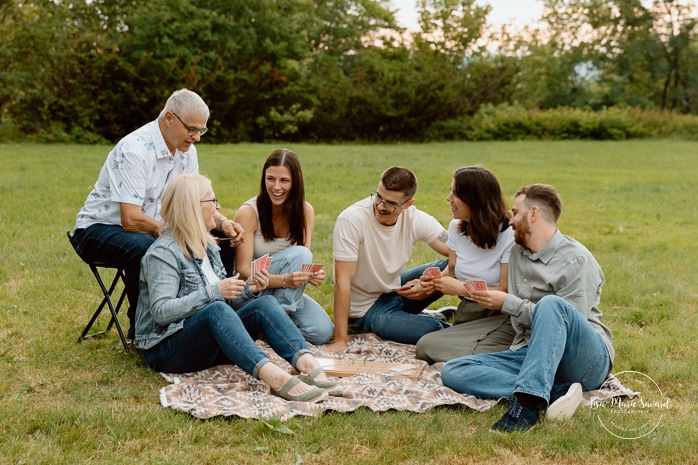 Family photos with adult children. Extended family photos. Photos de famille avec enfants adultes à Montréal. Montreal family photos with adult children. Photographe de famille élargie à Montréal. Montreal extended family photographer.
