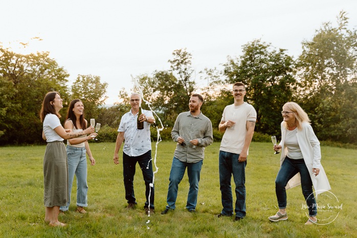 Family photos with adult children. Extended family photos. Photos de famille avec enfants adultes à Montréal. Montreal family photos with adult children. Photographe de famille élargie à Montréal. Montreal extended family photographer.