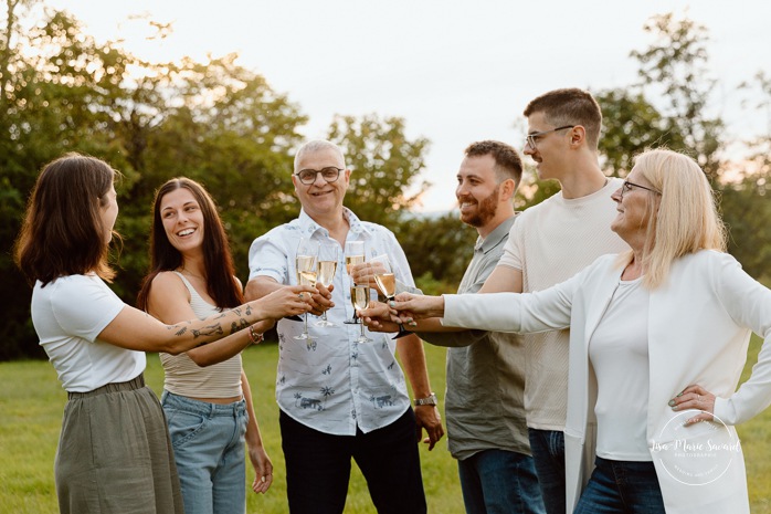 Family photos with adult children. Extended family photos. Photos de famille avec enfants adultes à Montréal. Montreal family photos with adult children. Photographe de famille élargie à Montréal. Montreal extended family photographer.