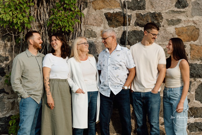 Family photos with adult children. Extended family photos. Photos de famille avec enfants adultes à Montréal. Montreal family photos with adult children. Photographe de famille élargie à Montréal. Montreal extended family photographer.