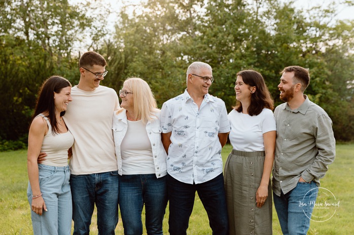 Family photos with adult children. Extended family photos. Photos de famille avec enfants adultes à Montréal. Montreal family photos with adult children. Photographe de famille élargie à Montréal. Montreal extended family photographer.