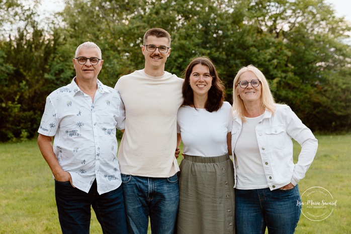 Family photos with adult children. Extended family photos. Photos de famille avec enfants adultes à Montréal. Montreal family photos with adult children. Photographe de famille élargie à Montréal. Montreal extended family photographer.
